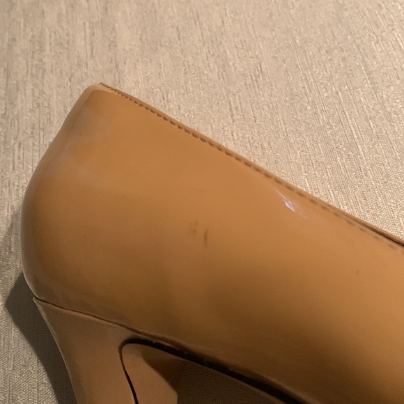 Clarks Nude Tan Color Pumps Gorgeous Slip On Style Size 11 Gently Used - Picture 6 of 15
